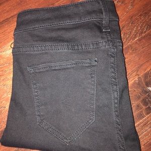 Distressed black jeggings 🖤